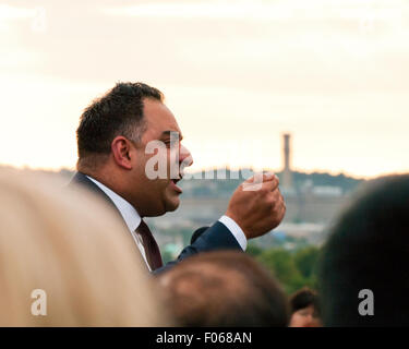 Bradford, Yorkshire, UK. 7e août, 2015. Imran Hussain, député de Bradford est parlant en faveur de Jeremy Corbyn au centre communautaire Karmand cricket ground le vendredi 7 août 2015, Bradford, West Yorkshire, UK Crédit : Graham Hardy/Alamy Live News Banque D'Images