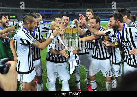 Shanghai, Chine. 8e août, 2015. L'équipe de la Juventus F.C célébrer avec son trophée après bat Lazio 2 - 0 et la conquête 2015 Italien Tim Supercup. Credit : Marcio Machado/ZUMA/Alamy Fil Live News Banque D'Images