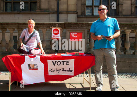 Pinstone Street, Sheffield, South Yorkshire, Royaume-Uni 8e août 2015. Les membres du Parti du travail d'appui de toile dans le centre-ville de Sheffield pour le leadership avant-garde Jeremy Corbyn. L'élection à la direction du Parti du Travail a été déclenché le 8 mai 2015 par la démission de Ed Miliband à la tête du Parti du travail après la défaite de Larbour dans le UK 2015 Élection générale. Credit : Mark Richardson/Alamy Live News Banque D'Images