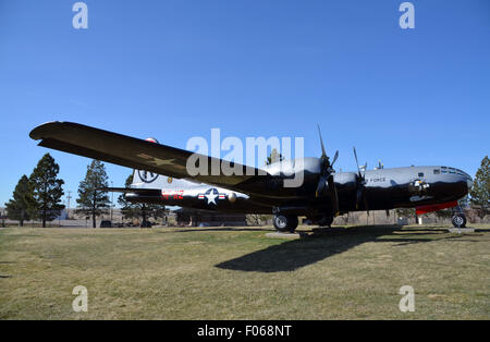 Rapid City, Dakota du Sud. 10 avr, 2015. Un bombardier nucléaire du type B-29 'Superfortress' se tient dans les locaux du Dakota du Sud l'air et de l'espace sur Ellsworth Air Force Base à Rapid City, Dakota du Sud, 10 avril 2015. Un bombardier du même type a été utilisé pour les attaques nucléaires sur Hiroshima et Nagasaki, 6 et 9 août 1945. Photo : Chris Melzer/dpa/Alamy Live News Banque D'Images