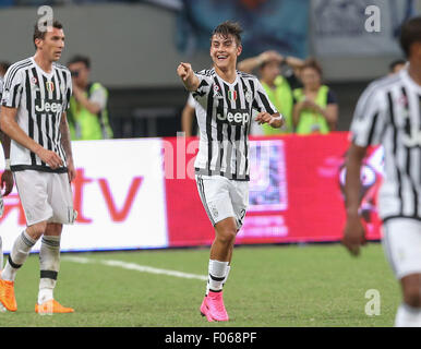 Shanghai, Chine. 8e août, 2015. Paulo Dybala (C) de la Juventus célèbre après avoir marqué lors de la finale de la Super Coupe d'Italie match de football contre la Lazio à Shanghai, la Chine orientale, du 8 aout 2015. La Juventus remporte la finale 2-0. Credit : Ding Ting/Xinhua/Alamy Live News Banque D'Images