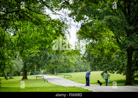 Dog Walkers dans Woodbank Memorial Park à Offerton, Stockport, Royaume-Uni. Banque D'Images