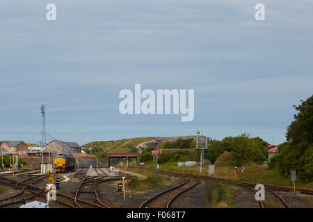 Barrow-in-Furness Cumbria gare ferroviaire de la ligne de côte des signaux de sémaphore sur la plate-forme ferroviaire trains central du moyeu de lo Banque D'Images