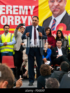 Bradford, Yorkshire, UK. 7e août, 2015. Imran Hussain, député de Bradford est parlant en faveur de Jeremy Corbyn au centre communautaire Karmand cricket ground le vendredi 7 août 2015, Bradford, West Yorkshire, UK Crédit : Graham Hardy/Alamy Live News Banque D'Images