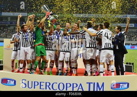 Shanghai, Chine. 8e août, 2015. L'équipe de Juventus célébrer avec son trophée après bat Lazio 2 - 0 et la conquête 2015 Italien Tim Supercup. Credit : Marcio Machado/ZUMA/Alamy Fil Live News Banque D'Images