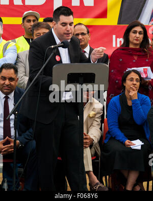 Bradford, West Yorkshire, Royaume-Uni. 7e août, 2015. Richard Burgon, travail député de Leeds, parle à l'est le rassemblement pour Jeremy Corbyn, au centre communautaire Karmand Cricket Ground le vendredi 7 août 2015, Bradford, West Yorkshire, UK Crédit : Graham Hardy/Alamy Live News Banque D'Images