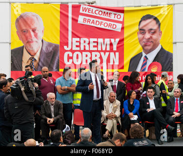 Bradford, Yorkshire, UK. 7e août, 2015. Imran Hussain, député de Bradford est parlant en faveur de Jeremy Corbyn au centre communautaire Karmand cricket ground le vendredi 7 août 2015, Bradford, West Yorkshire, UK Crédit : Graham Hardy/Alamy Live News Banque D'Images