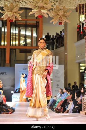 New Delhi, Inde. Le 08 août, 2015. Présenter des modèles de créations de designers indiennes Ashima Leena durant la Semaine de la mode nuptiale Inde BMW 2015. Credit : Hemant Rawat/Pacific Press/Alamy Live News Banque D'Images