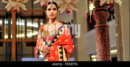 New Delhi, Inde. Le 08 août, 2015. Présenter des modèles de créations de designers indiennes Ashima Leena durant la Semaine de la mode nuptiale Inde BMW 2015. Credit : Hemant Rawat/Pacific Press/Alamy Live News Banque D'Images