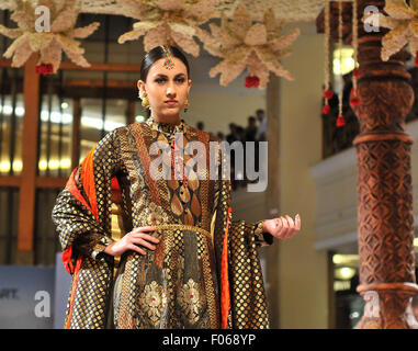 New Delhi, Inde. Le 08 août, 2015. Présenter des modèles de créations de designers indiennes Ashima Leena durant la Semaine de la mode nuptiale Inde BMW 2015. Credit : Hemant Rawat/Pacific Press/Alamy Live News Banque D'Images