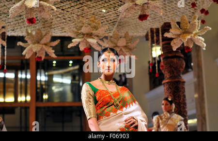 New Delhi, Inde. Le 08 août, 2015. Présenter des modèles de créations de designers indiennes Ashima Leena durant la Semaine de la mode nuptiale Inde BMW 2015. Credit : Hemant Rawat/Pacific Press/Alamy Live News Banque D'Images
