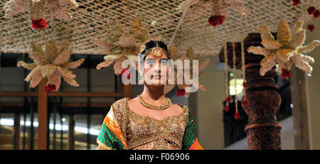 New Delhi, Inde. Le 08 août, 2015. Présenter des modèles de créations de designers indiennes Ashima Leena durant la Semaine de la mode nuptiale Inde BMW 2015. Credit : Hemant Rawat/Pacific Press/Alamy Live News Banque D'Images