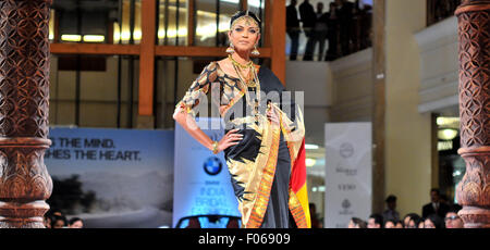 New Delhi, Inde. Le 08 août, 2015. Présenter des modèles de créations de designers indiennes Ashima Leena durant la Semaine de la mode nuptiale Inde BMW 2015. Credit : Hemant Rawat/Pacific Press/Alamy Live News Banque D'Images