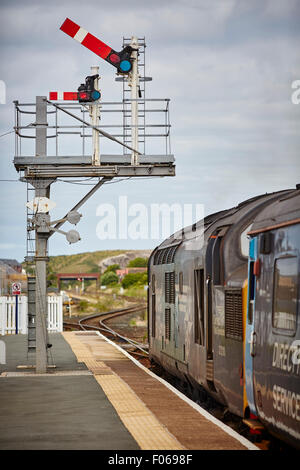 Les DRS Services ferroviaires directes 37 37218 appels à Barrow-in-fermeté sur la 10:05 Preston à Barrow-in-Furness, qui devient 2C49 1138 Banque D'Images