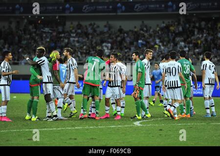 Shanghai, Chine. 8e août, 2015. L'équipe de la Juventus F.C célébrer après bat Lazio 2 - 0 et la conquête 2015 Italien Tim Supercup. Credit : Marcio Machado/ZUMA/Alamy Fil Live News Banque D'Images