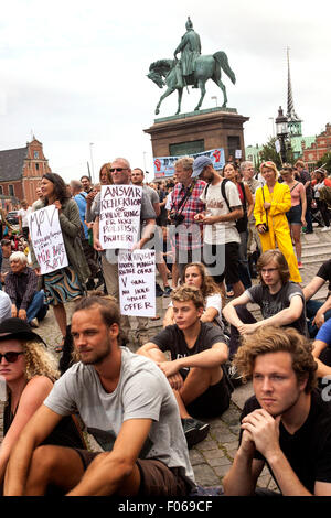Copenhague, Danemark. 8e août, 2015. Les protestations des manifestants contre la fermeture avant l'heure de la guerre en Irak et de la commission danoise exige qu'il doit être ré-ouverte. Anciens combattants danois a été co-organisateurs de la manifestation : OJPHOTOS Crédit/Alamy Live News Banque D'Images