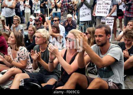Copenhague, Danemark. 8e août, 2015. Les protestations des manifestants contre la fermeture avant l'heure de la guerre en Irak et de la commission danoise exige qu'il doit être ré-ouverte. Anciens combattants danois a été co-organisateurs de la manifestation : OJPHOTOS Crédit/Alamy Live News Banque D'Images