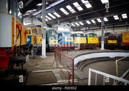 Barrow Hill Roundhouse & Centre de chemin de fer, jusqu'en 1948 connu sous le nom de Staveley Roundhouse & Train Centre, est un ancien chemin de fer intérieur rou Banque D'Images