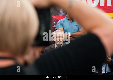 Bradford, Yorkshire, UK. 7e août, 2015. Jeremy Corbyn, un stylo dans la bouche, en attendant de prendre la parole à l'Karmand Centre Communautaire cricket ground le vendredi 7 août 2015, Bradford, West Yorkshire, UK Crédit : Graham Hardy/Alamy Live News Banque D'Images