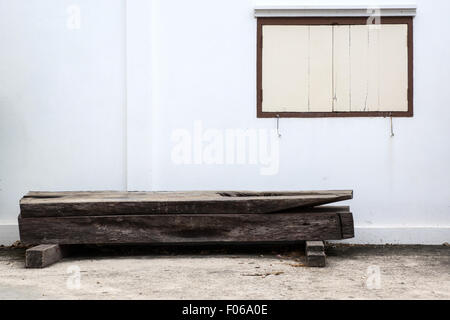 Vieux banc et mur blanc avec fenêtre Banque D'Images