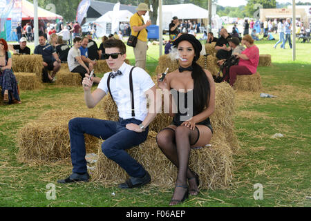 Vaping en style Nagy mèmes Szabolcz et Géorgie Samuels de Birmingham. Le couple est vaping Perino handcrafted e-liquide au Royaume-Uni Vapefest 2015 à Shrewsbury Shropshire Uk Crédit : David Bagnall/Alamy Live News Banque D'Images
