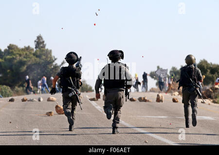 Douma, Cisjordanie, territoire palestinien. 8e août, 2015. Les forces de sécurité israéliennes ont exécuté une fois que les manifestants palestiniens au cours d'affrontements sur une rue menant au village de Douma, à une manifestation à la suite des funérailles de Saad Dawabsha, le père d'un enfant palestinien tué la semaine dernière lors de leur bombe incendiaire a été accueil par des extrémistes juifs, près de la ville cisjordanienne de Naplouse, le 8 août 2015. Credit : ZUMA Press, Inc./Alamy Live News Banque D'Images