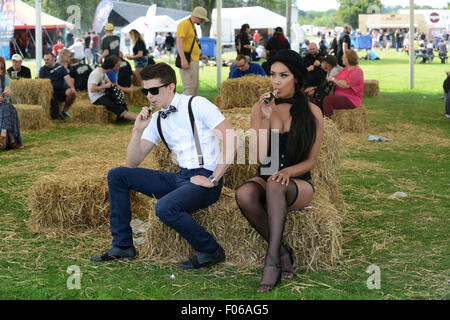 Vaping en style Nagy mèmes Szabolcz et Géorgie Samuels de Birmingham. Le couple est vaping Perino handcrafted e-liquide au Royaume-Uni Vapefest 2015 à Shrewsbury Shropshire Uk Crédit : David Bagnall/Alamy Live News Banque D'Images