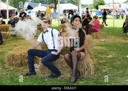 Vaping en style Nagy mèmes Szabolcz et Géorgie Samuels de Birmingham. Le couple est vaping Perino handcrafted e-liquide au Royaume-Uni Vapefest 2015 à Shrewsbury Shropshire Uk Crédit : David Bagnall/Alamy Live News Banque D'Images