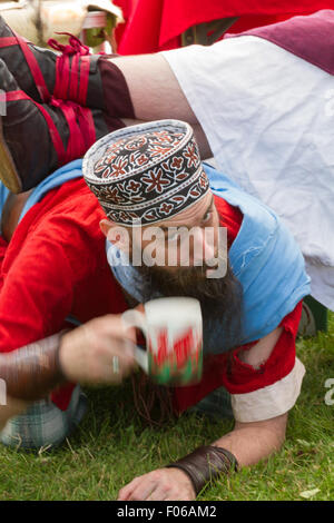 Wallsend, Tyne and Wear, Royaume-Uni. 8 Août, 2015. Festival à Hadrien Romain Segedunum fort : l'empereur Hadrien, l'esclave de l'un repose-pieds, prend une pause café. Le Festival d'Hadrien fait partie du programme d'activités à l'appui de l'Empire romain du British Museum : Power & Personnes exposition qui est sur l'affichage public 30 mai - 13 septembre 2015 Credit : Andrew Nicholson/Alamy Live News Banque D'Images