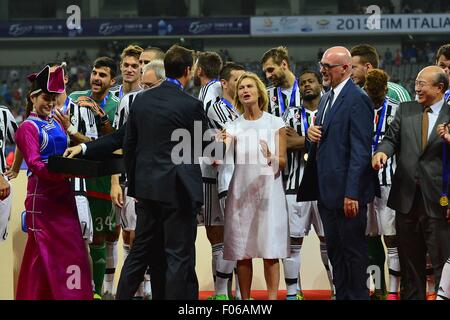 Shanghai, Chine. 8e août, 2015. L'équipe de la Juventus F.C célébrer avec son trophée après bat Lazio 2 - 0 et la conquête 2015 Italien Tim Supercup. Credit : Marcio Machado/ZUMA/Alamy Fil Live News Banque D'Images