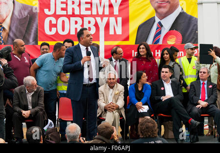 Bradford, Yorkshire, UK. 7e août, 2015. Imran Hussain, député de Bradford est parlant en faveur de Jeremy Corbyn au centre communautaire Karmand cricket ground le vendredi 7 août 2015, Bradford, West Yorkshire, UK Crédit : Graham Hardy/Alamy Live News Banque D'Images