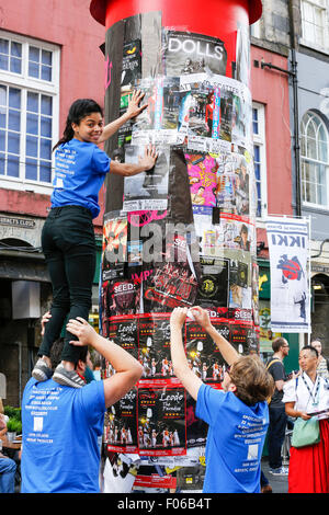 Edinburgh, Ecosse, Royaume-Uni. 8e août, 2015. Le premier samedi de l'Edinburgh Fringe, les visiteurs d'Édimbourg ont été traités à l'assemblée annuelle de spectacles de rue avec des dégustateurs de nombreux spectacles. De nombreux acteurs et artistes sont venus du monde entier et ont recueilli à Édimbourg pour le Fringe Festival qui dure jusqu'au 30 août : Crédit Findlay/Alamy Live News Banque D'Images