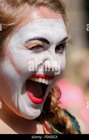 Edinburgh, Ecosse, Royaume-Uni. 8e août, 2015. Le premier samedi de l'Edinburgh Fringe, les visiteurs d'Édimbourg ont été traités à l'assemblée annuelle de spectacles de rue avec des dégustateurs de nombreux spectacles. De nombreux acteurs et artistes sont venus du monde entier et ont recueilli à Édimbourg pour le Fringe Festival qui dure jusqu'au 30 août : Crédit Findlay/Alamy Live News Banque D'Images