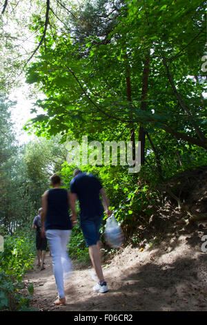 Écureuil Formby Réserver près de Liverpool, Royaume-Uni. 8e août 2015. Les touristes visitant l'Écureuil Formby réserver pour voir les écureuils dans leur environnement naturel et profiter des kilomètres de promenades côtières sur une glorieuse summers après-midi. Autos et les visiteurs d'attente pour entrer, afin qu'ils puissent profiter de la vue imprenable sur la mer ou un pique-nique. Nombreux propriétaires de chiens dirigé sur une promenade côtière pour afficher l'Formby littoral fascinant. Credit : Cernan Elias/Alamy Live News Banque D'Images