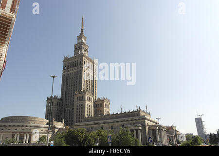 Vue sur le ciel bleu du Hard Rock Cafe au centre Zlote Tarasy, l'ensemble Emilii Plater, vers Palais de la Culture et des sciences, Varsovie Banque D'Images