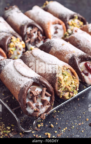 Sweet italienne cannoli servi,selective focus Banque D'Images