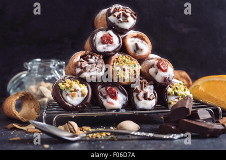 Doux sicilien traditionnel fait maison appelé cannoli farci au fromage à la crème, selective focus Banque D'Images