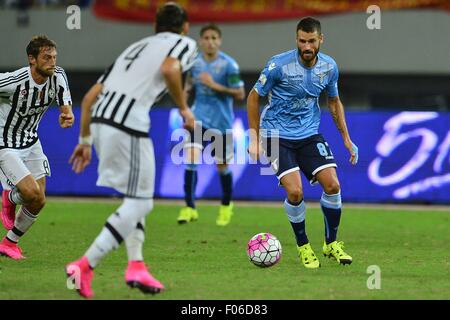 Shanghai, Chine. 8e août, 2015. Lazio milieu SASHA VUJAČIĆ (R) pendant le match entre SS Lazio vs Juventus FC au Stade de Shanghai à Shanghai, Chine. Credit : Marcio Machado/ZUMA/Alamy Fil Live News Banque D'Images