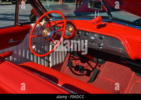 L'intérieur d'une voiture décapotable Ford 1951. Banque D'Images