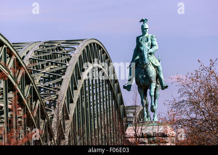 La statue équestre de l'allemand Kaiser Wilhelm I et le pont Hohenzollern. Banque D'Images