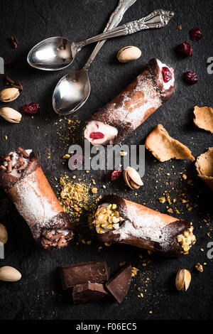 Doux sicilien traditionnel fait maison appelé cannoli farci au fromage à la crème, selective focus Banque D'Images