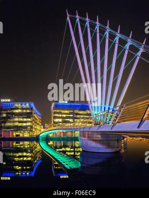 Vue nocturne de la BBC à Bridge House Manchester Salford Quays Banque D'Images