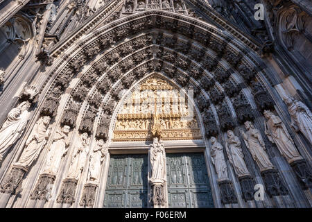 L'entrée principale de la cathédrale de Cologne présente le 19e siècle la décoration. Kölner Dom, Banque D'Images