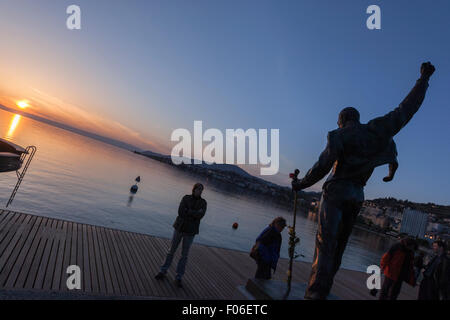 L'observation touristique la statue de Freddie Mercury, par Irena Sedlecka, artiste de la place du marché face au lac Léman au coucher du soleil. Montreux Banque D'Images