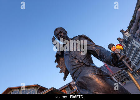 Statue de Freddie Mercury, avec la tenue des fleurs, par l'artiste tchèque Irena Sedlecka, sur la place du marché, face au lac Léman. Montreux Banque D'Images