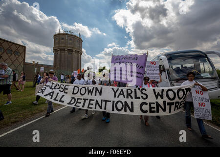 Bedfordshire, Royaume-Uni. 8 Août, 2015. Entourent le centre de détention de Yarl's Wood Crédit : protestation Guy Josse/Alamy Live News Banque D'Images