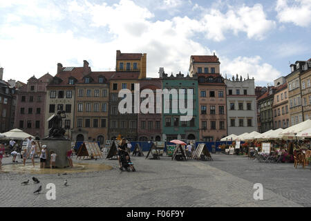 Ciel bleu nuages blancs, de bâtiments côté nord, Mermaid Statue, peintures, les gens, les enfants, Place du marché de la vieille ville, Varsovie Banque D'Images