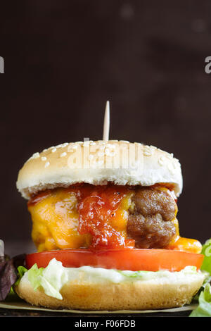 Mini burger de boeuf avec la sauce barbecue et le fromage cheddar,focus sélectif et l'espace vierge Banque D'Images