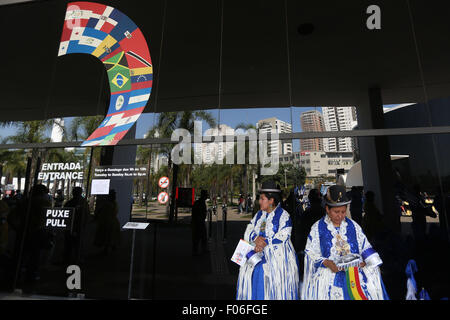 Sao Paulo, le 8 août. 6e août, 1825. Les membres de la communauté bolivienne à Sao Paulo se préparent à prendre part à la fête pour le 190e anniversaire de l'indépendance de la Bolivie, à l'American Memorial à Sao Paulo, Brésil, du 8 aout 2015. L'indépendance de la République de Bolivie a été proclamé le 6 août 1825. La population de boliviens vivant à Sao Paulo ville est estimée à plus de 300 000. © Rahel Patrasso/Xinhua/Alamy Live News Banque D'Images