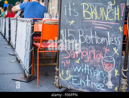 Tout ce que vous pouvez boire un café-brunch à New York dans le quartier de Greenwich Village le dimanche, Août 2, 2015. (© Richard B. Levine) Banque D'Images